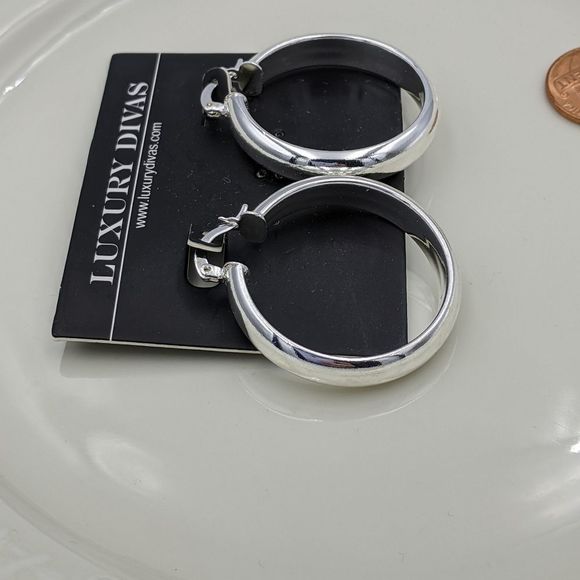 ✨3 for 25✨ Luxury Divas Silver Hoop Earrings NWT - Picture 4 of 6